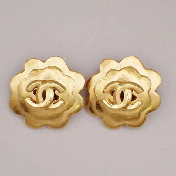 CHANEL CC Logo Flower Button Earrings 96P Clip-On Gold France Vintage 34RK708 - Picture 1 of 8